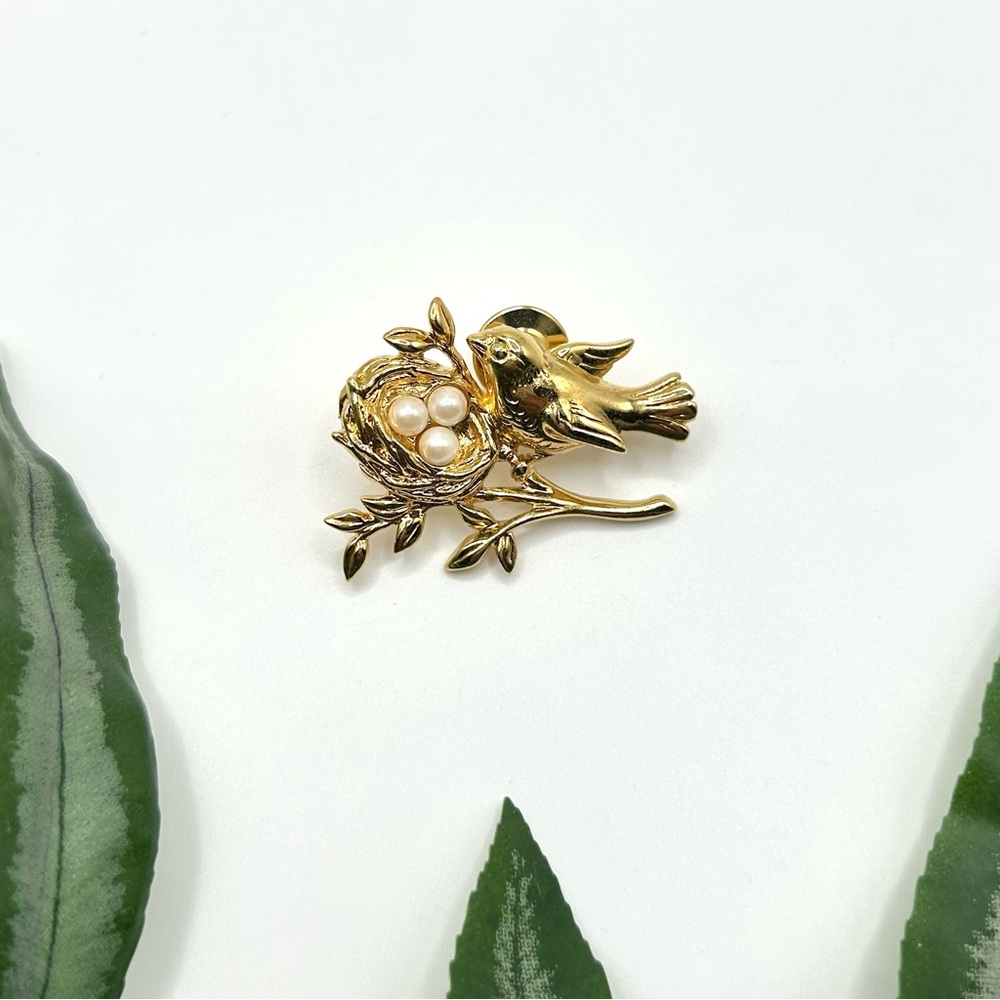 Vintage 80s 90s Gold-tone Bird and faux pearl Nest Brooch Pin